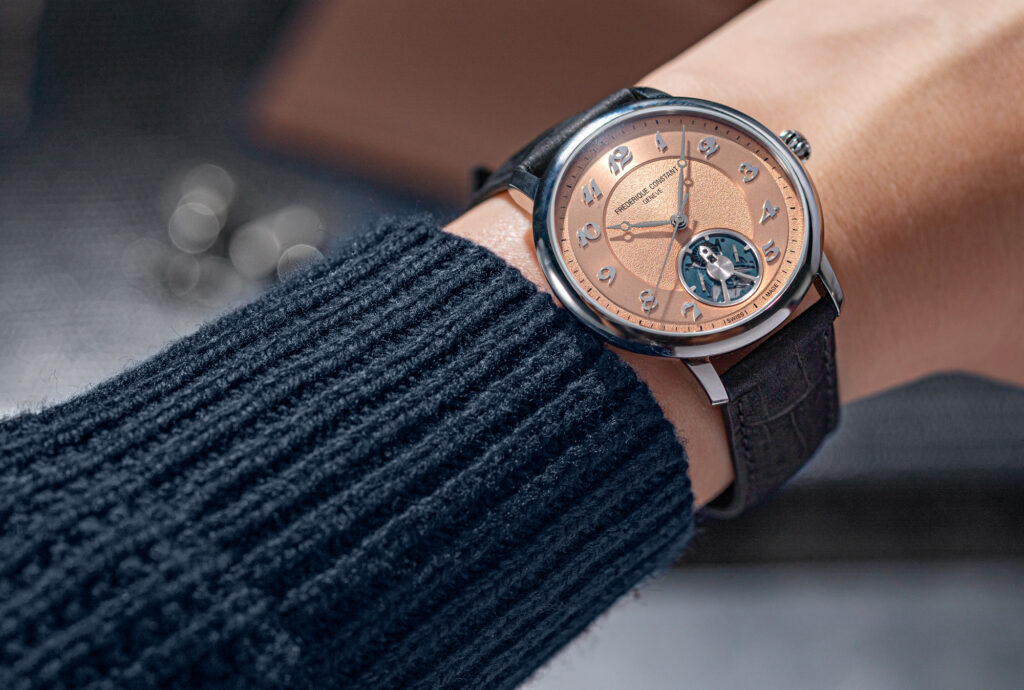 Montre Frédérique Constant Slimline monolithic avec Revolution au poignet
